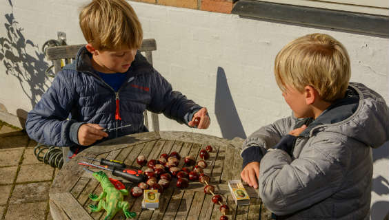 Børn der laver kastanjedyr